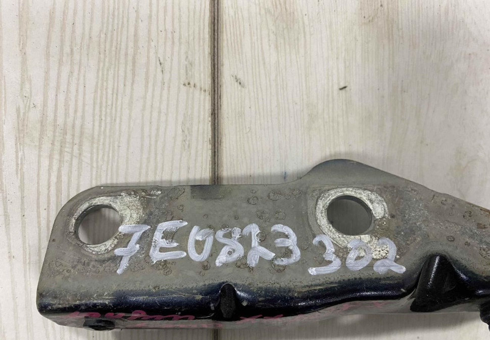 Петля капота правая Volkswagen Transporter T6 oem 7E0823302