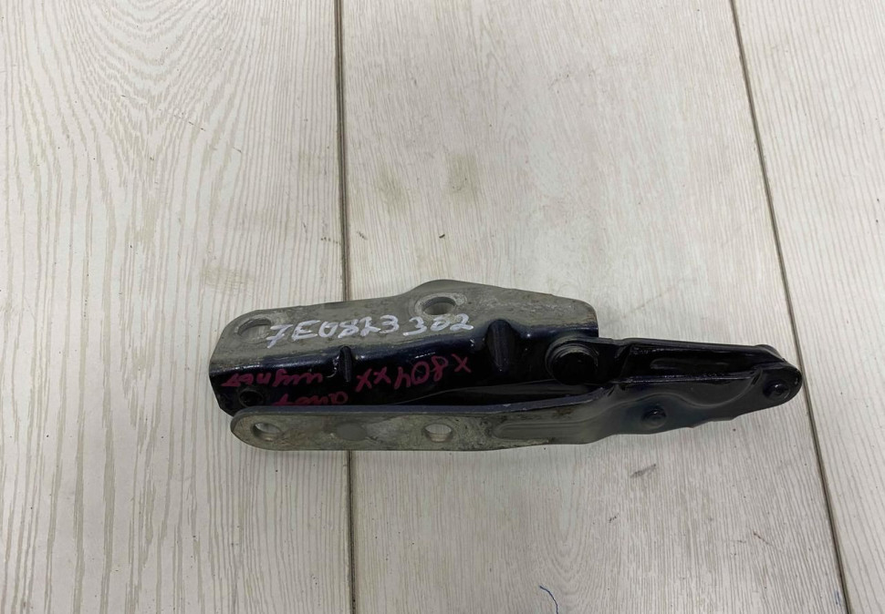 Петля капота правая Volkswagen Transporter T6 oem 7E0823302