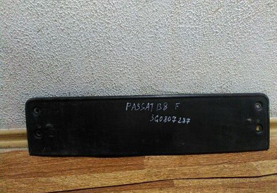 Подиум номерного знака передний Volkswagen Passat B8 oem 3g0807287