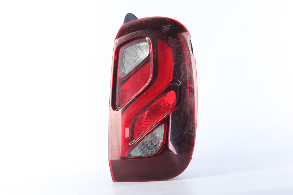 Фонарь правый бу Renault Duster рестайлинг OEM 265504304R Фонарь правый бу Renault Duster рестайлинг OEM 265504304R
