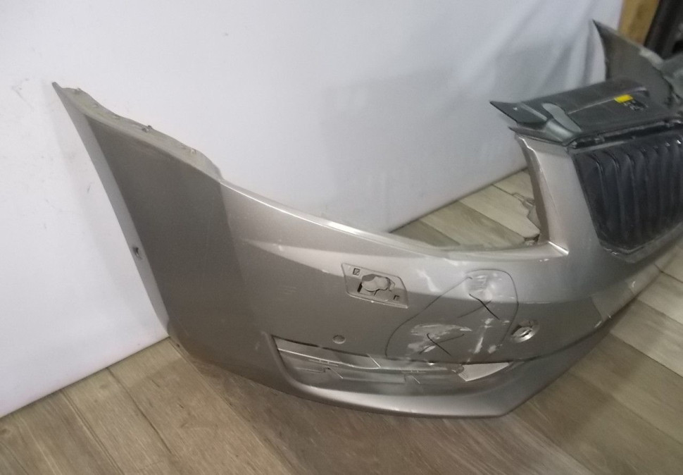 Передний бампер бу Skoda Octavia A7 OEM 5E0807221