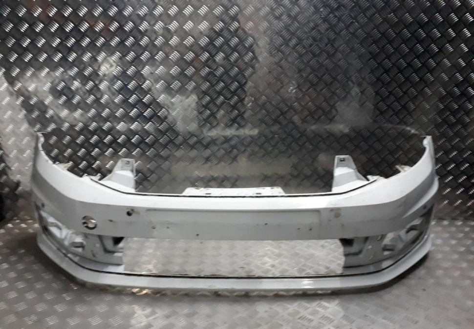 Бампер передний Volkswagen Polo 5 Sedan oem 6RU807221A