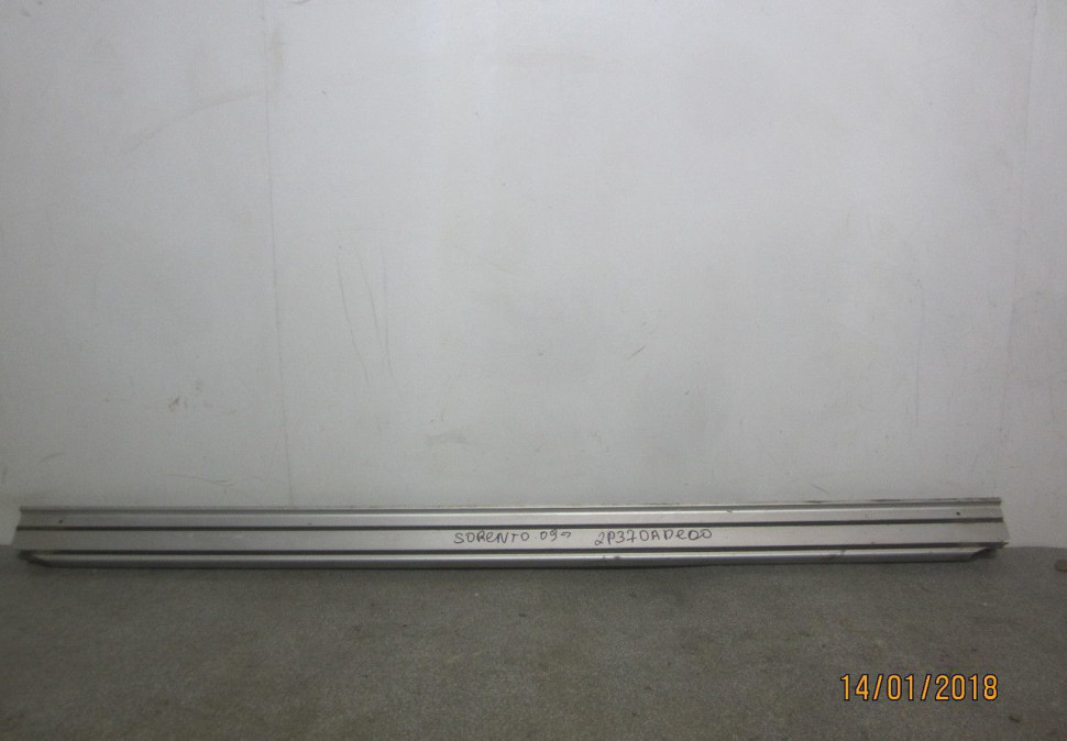 Порог боковой (подножка) Kia Sorento 2 (09-12) oem 2p370ade00 (Скл-3)