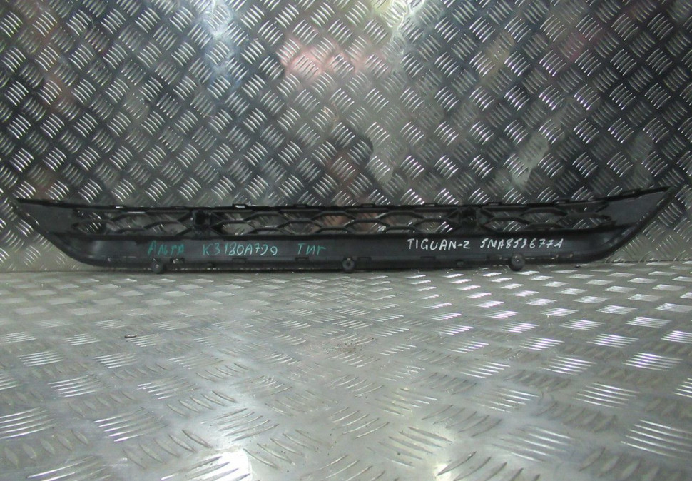 Решетка переднего бампера Volkswagen Tiguan 2 oem 5na853677A