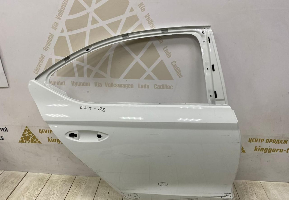 Дверь задняя правая Skoda Octavia A8 OEM 5E6833052A