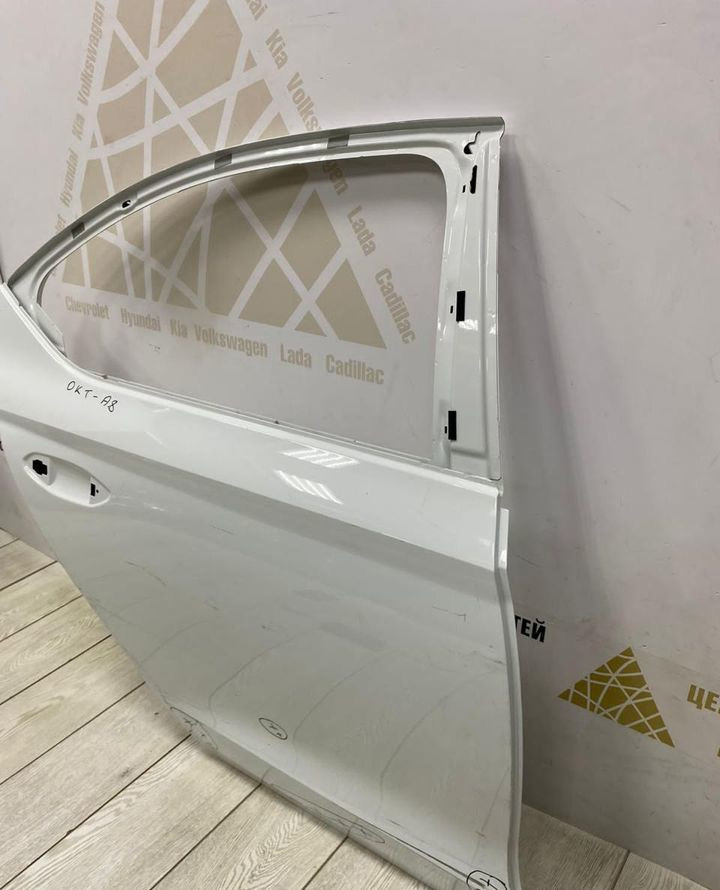 Дверь задняя правая Skoda Octavia A8 OEM 5E6833052A