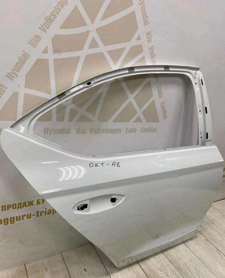 Дверь задняя правая Skoda Octavia A8 OEM 5E6833052A