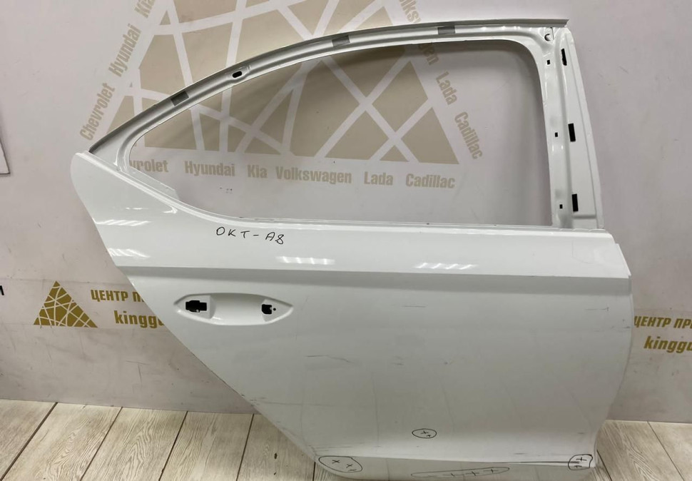 Дверь задняя правая Skoda Octavia A8 OEM 5E6833052A