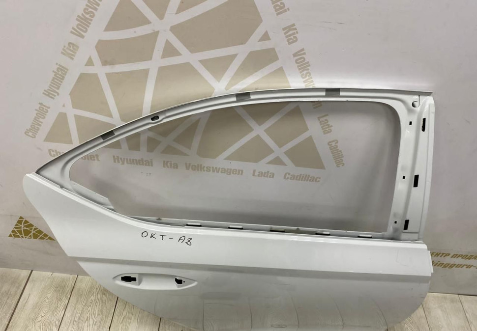 Дверь задняя правая Skoda Octavia A8 OEM 5E6833052A