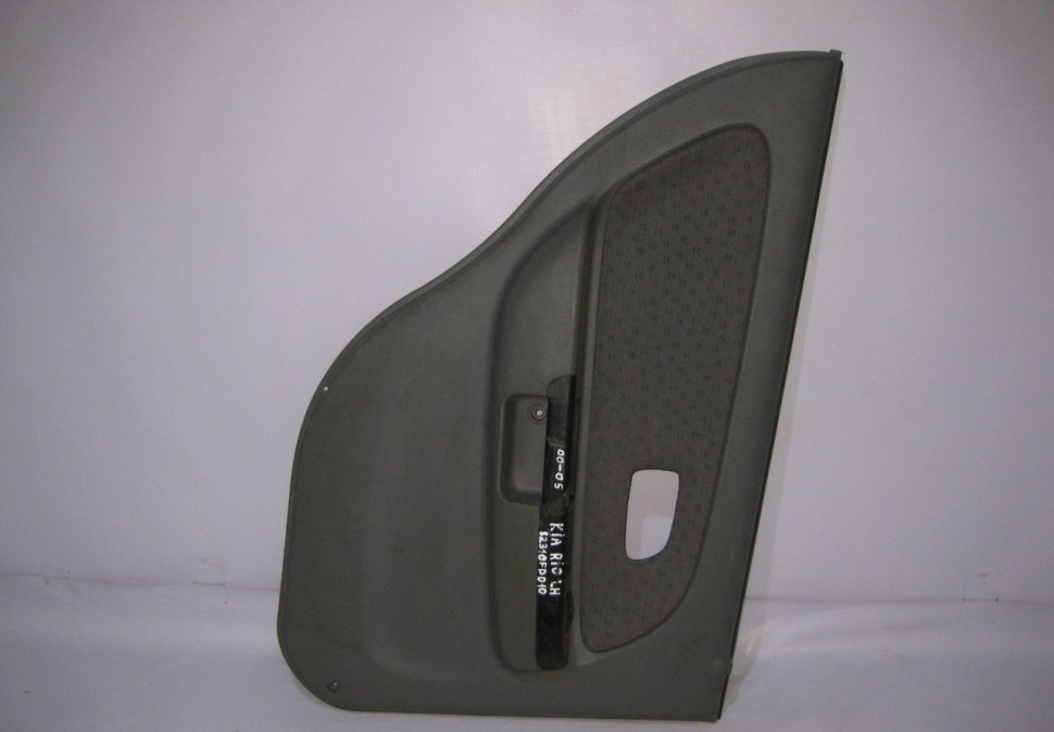 Обивка двери задняя левая Kia Rio 1 oem 82310FD010
