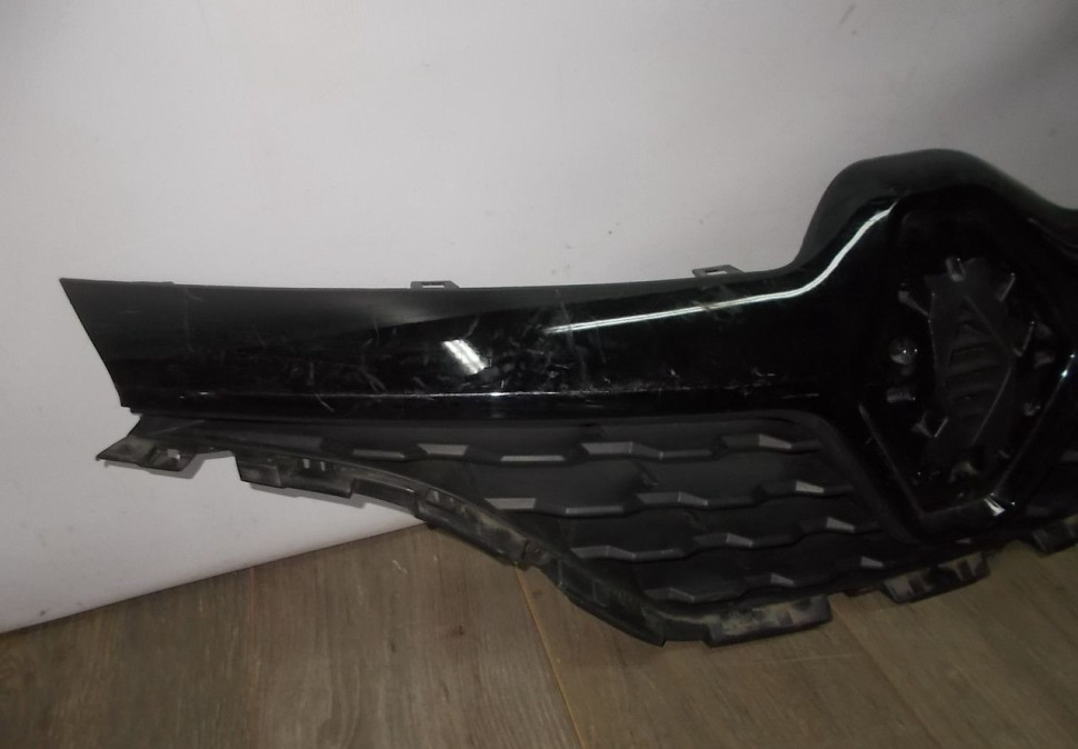 Решетка радиатора бу Renault Kaptur OEM 623103985R
