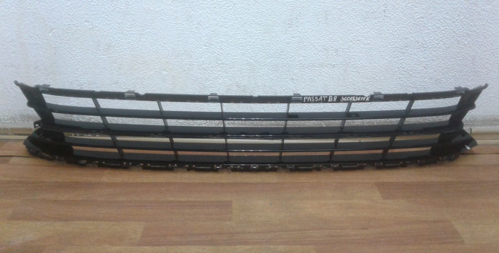Решетка переднего бампера Volkswagen Passat 8 oem 3g0853677k (слом. часть)