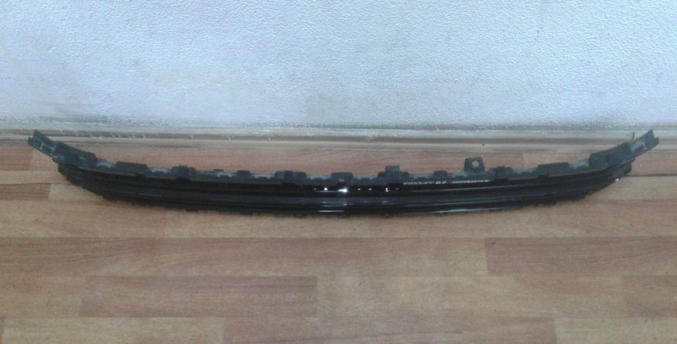 Решетка переднего бампера Volkswagen Passat 8 oem 3g0853677k (слом. часть)