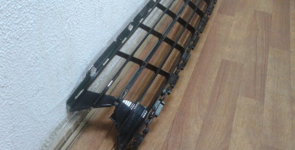 Решетка переднего бампера Volkswagen Passat 8 oem 3g0853677k (слом. часть)