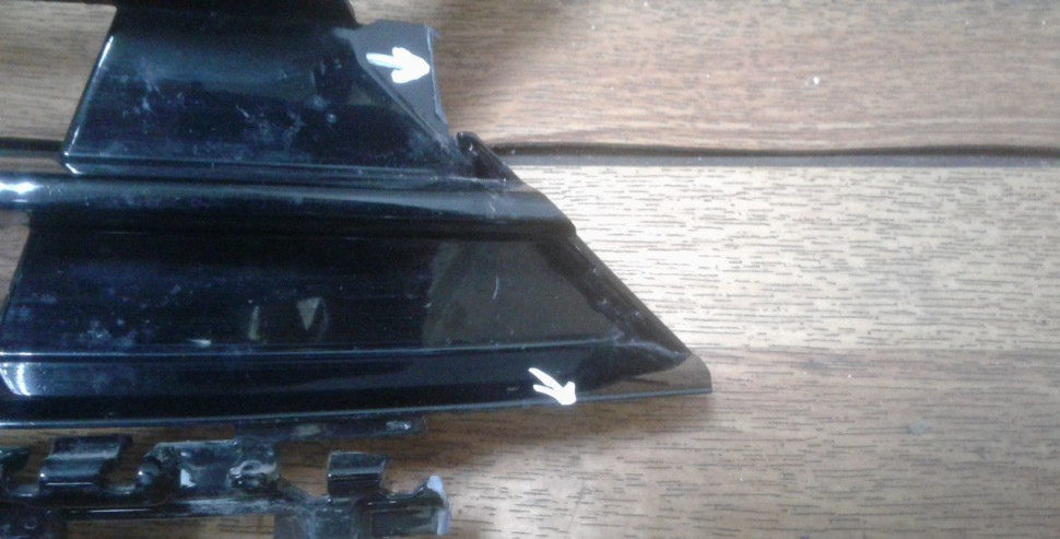 Решетка переднего бампера Volkswagen Passat 8 oem 3g0853677k (слом. часть)