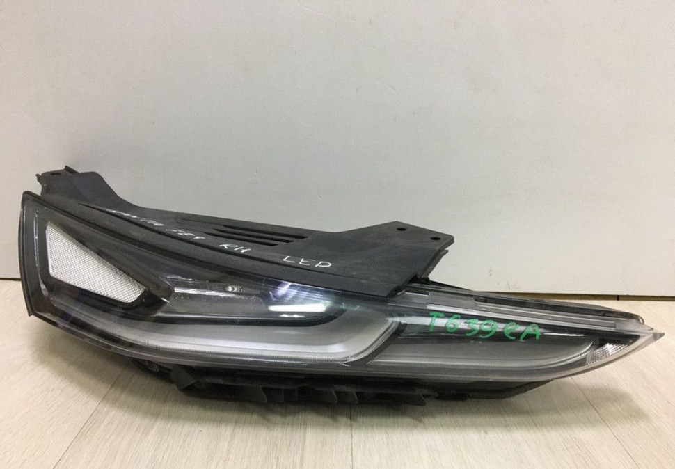 Габарит правый LED Hyndai Santa Fe 4 oem 92208s1000 (слом.1креп.)