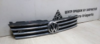 Решетка радиатора Volkswagen Touareg NF  oem 7p6853651l