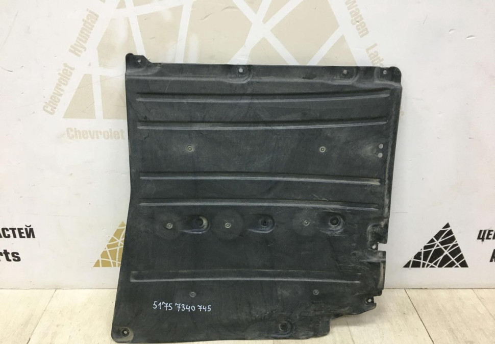Защита днища средняя BMW 5 G30 OEM 51757340745