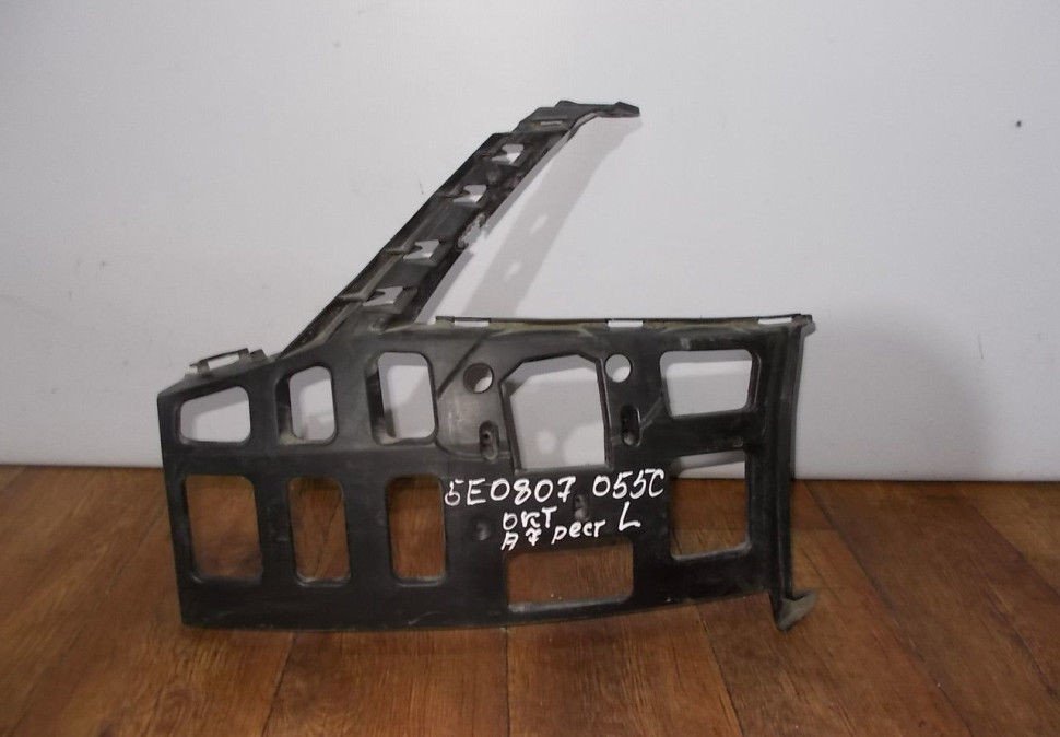 Кронштейн бампера левый бу Skoda Octavia A7 рестайлинг OEM 5E0807055C