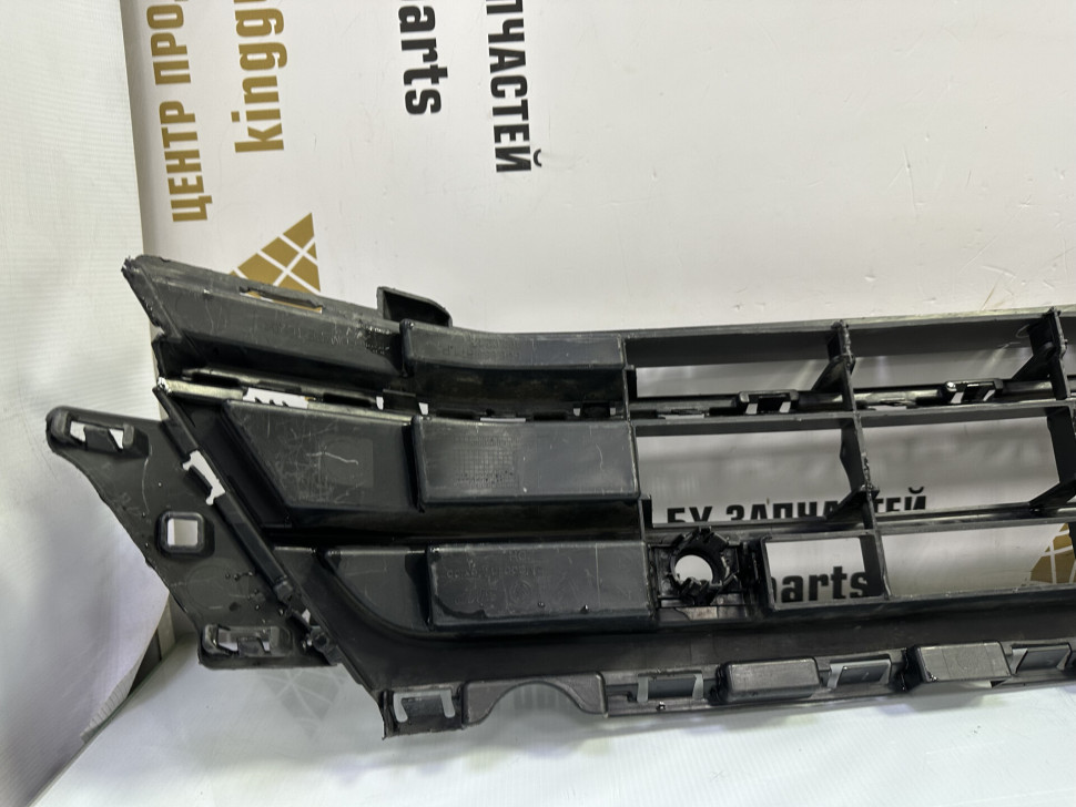 Решетка переднего бампера Volkswagen Jetta 6 Дорестайлинг 2011 OEM 5C6853671P9B9