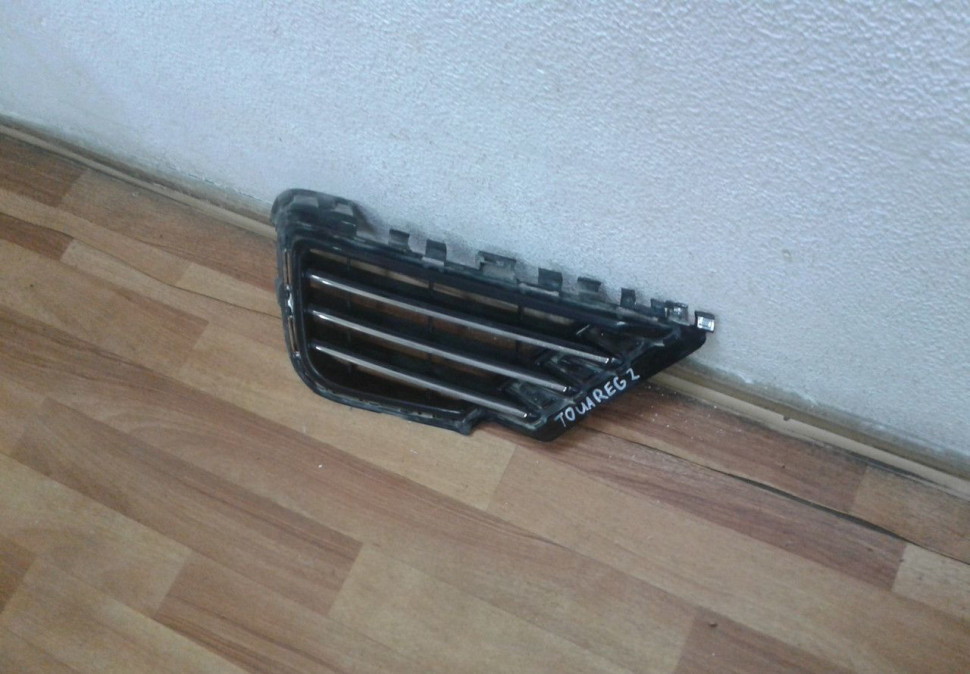 Решетка переднего бампера правая Volkswagen Touareg NF рест. oem 7p6853666