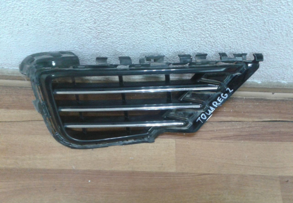 Решетка переднего бампера правая Volkswagen Touareg NF рест. oem 7p6853666