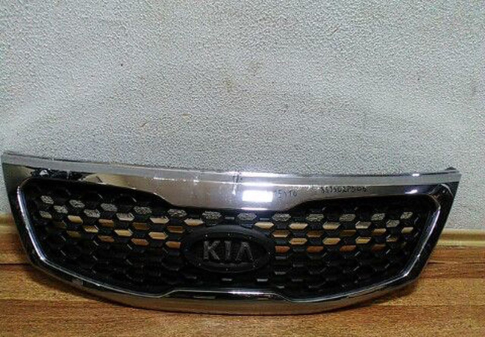 Решетка радиатора Kia Sorento 09- трещина Хрома oem 863502p000 (Скл-3)