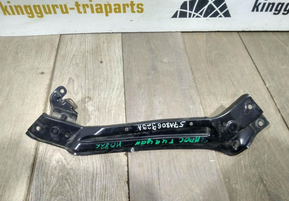 Кронштейн передней панели левый бу Skoda Karoq OEM 57A806929A