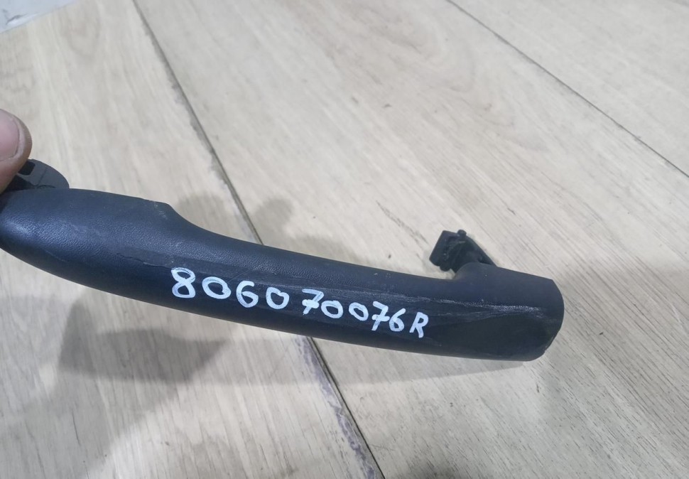 Ручка двери передняя левая внешняя бу Renault Kaptur OEM 806070076R Ручка двери передняя левая внешняя бу Renault Kaptur OEM 806070076R