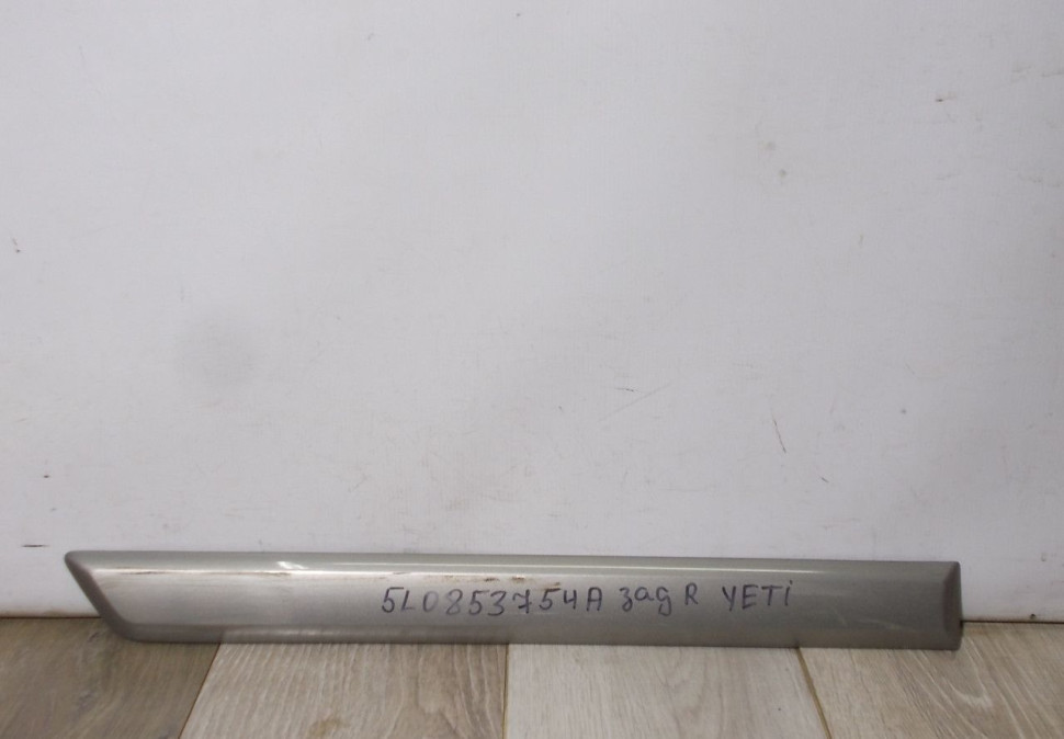 Молдинг двери задний правый Skoda Yeti OEM 5L0853754A