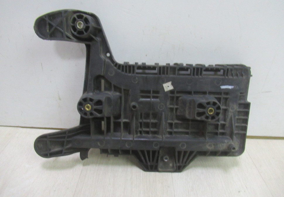 Площадка под АКБ Volkswagen Tiguan 1 Oem 1K0915333 Площадка под АКБ Volkswagen Tiguan 1 Oem 1K0915333