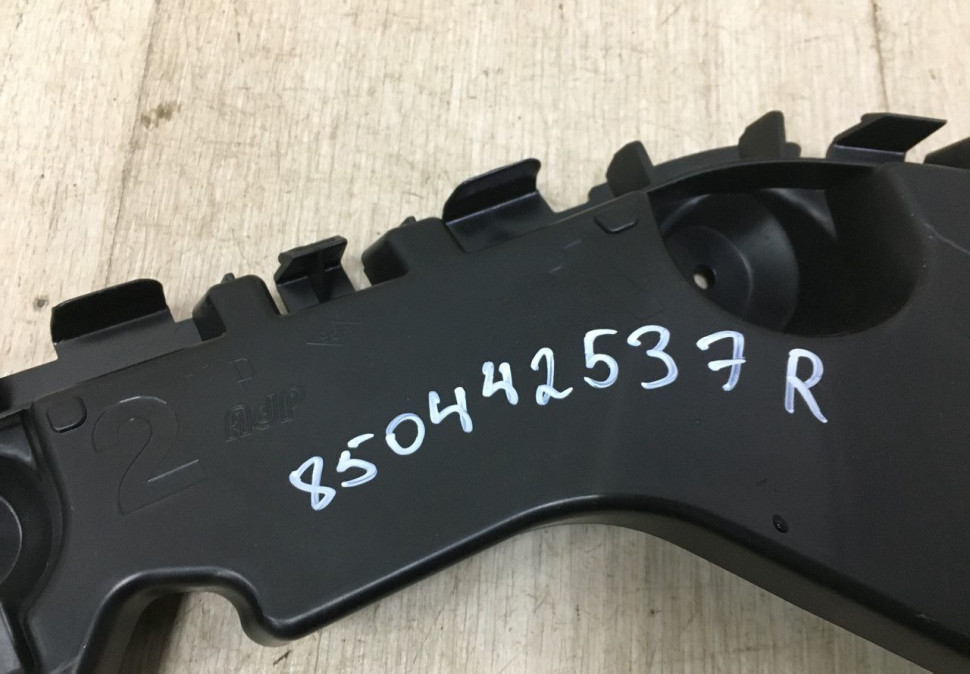 Кронштейн заднего бампера правый  Renault Duster 2010  OEM 850442537R