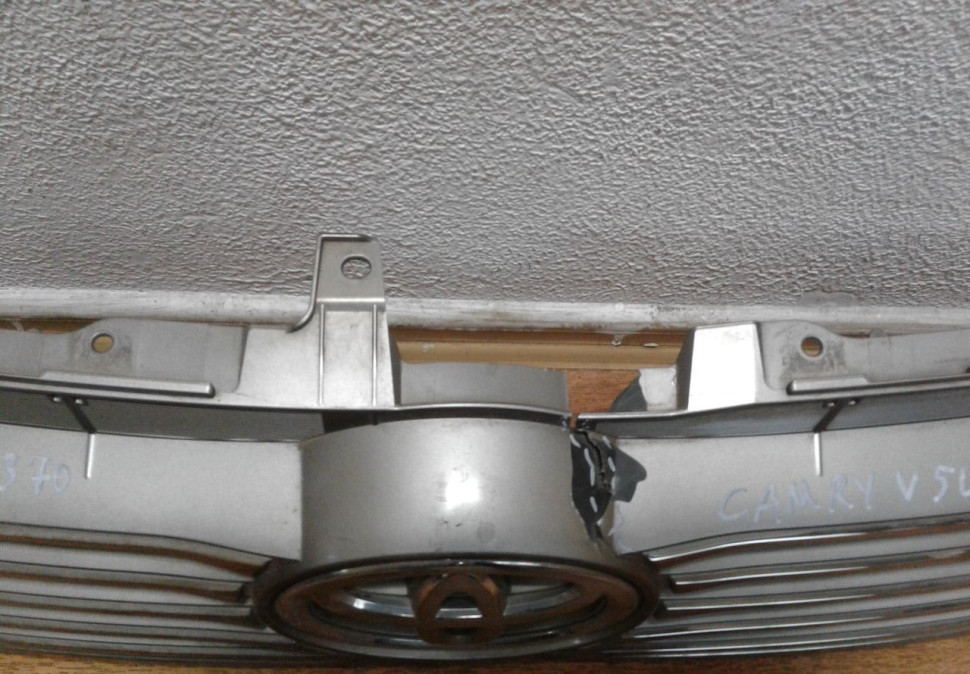 Решетка радиатора Toyota Camry V50 (11>) (трещ. слом. крепление) oem 5310133370 (скл-3) Решетка радиатора Toyota Camry V50 (11>) (трещ. слом. крепление) oem 5310133370 (скл-3)
