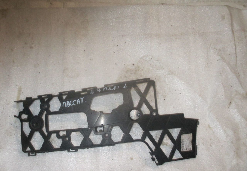 Кронштейн переднего бампера левый Vollkswagen Passat B -7