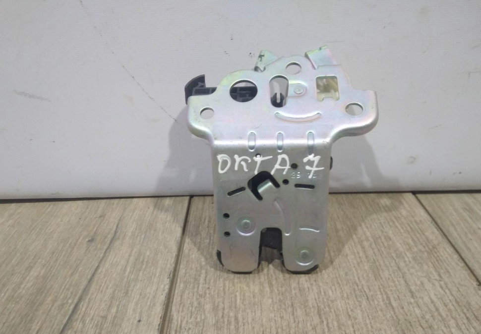 Замок багажника бу Skoda Octavia A7 OEM 5E0827505