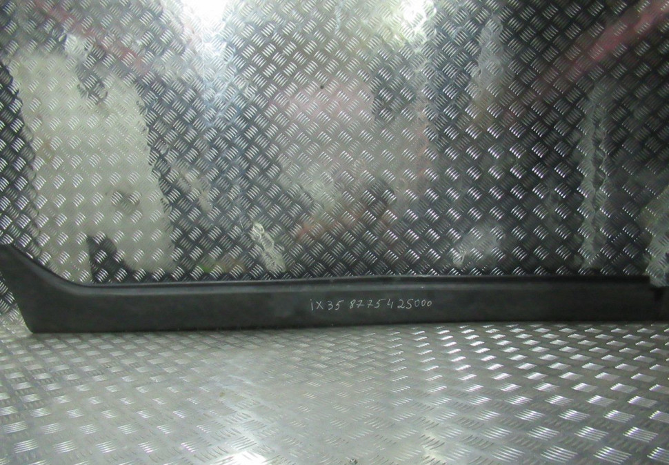 Накладка порога правая Hyundai ix35 oem 877542s000