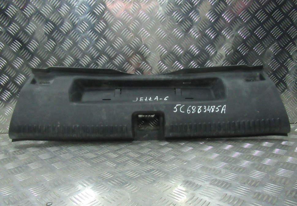 Обшивка задней панели Volkswagen Jetta 6 oem 5c6863485a