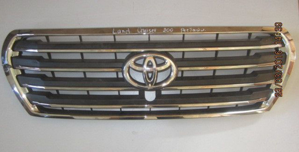 Решетка радиатора Toyota Land Cruiser 200 рестайлинг б/у с дефектом (Скл-3)