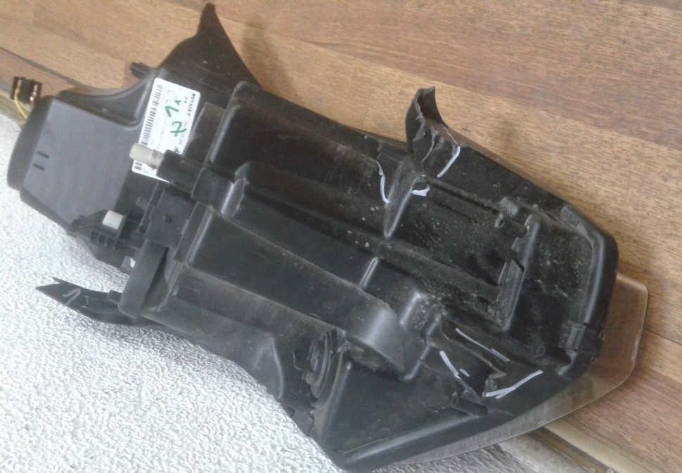 Фара правая Renault Logan 2 oem 260105559 (слом 3 креп, и кусок пластика) Фара правая Renault Logan 2 oem 260105559 (слом 3 креп, и кусок пластика)