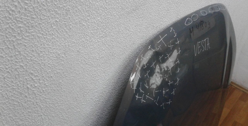 Капот Lada Vesta oem 8450039378 (вмятина) (скл-3) Капот Lada Vesta oem 8450039378 (вмятина) (скл-3)