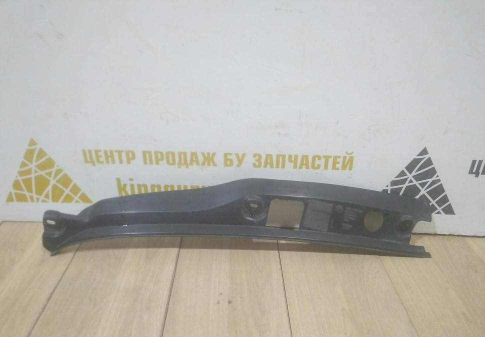 Накладка крыла и замка капота левая бу BMW 3 F34 GT OEM 51767295007 Накладка крыла и замка капота левая бу BMW 3 F34 GT OEM 51767295007