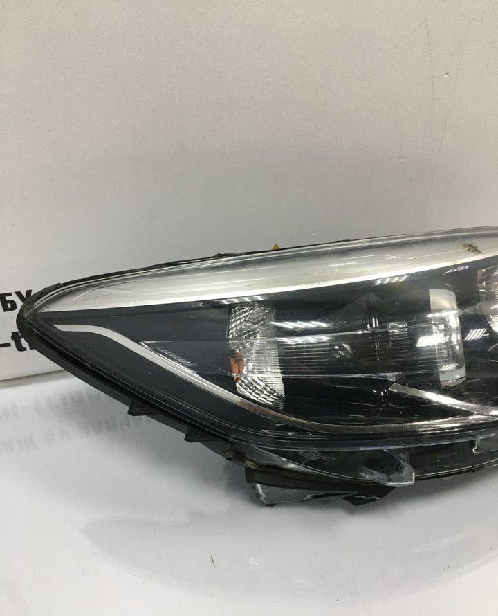 Фара правая Renault Kaptur OEM 260108765R