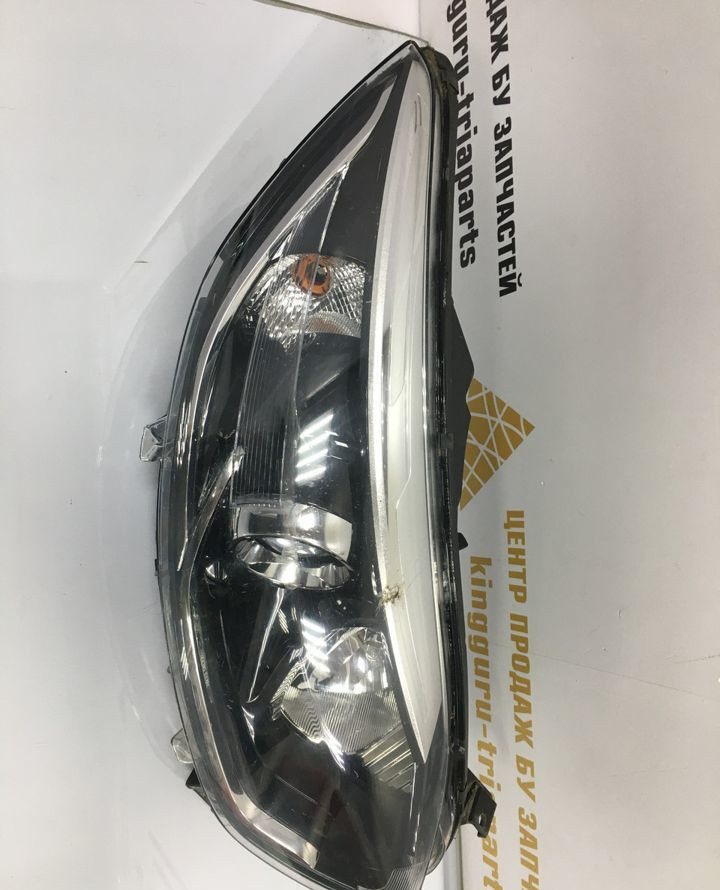 Фара правая Renault Kaptur OEM 260108765R