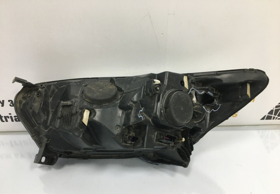 Фара правая Renault Kaptur OEM 260108765R