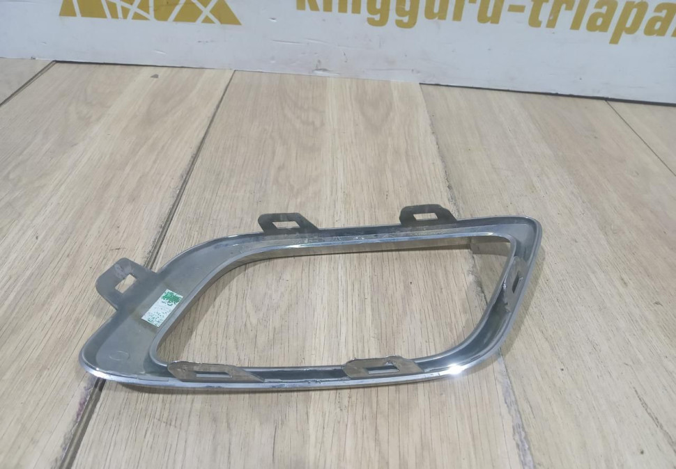 Молдинг переднего бампера левый бу Renault Sandero Stepway 2 рестайлинг OEM 261A35139R