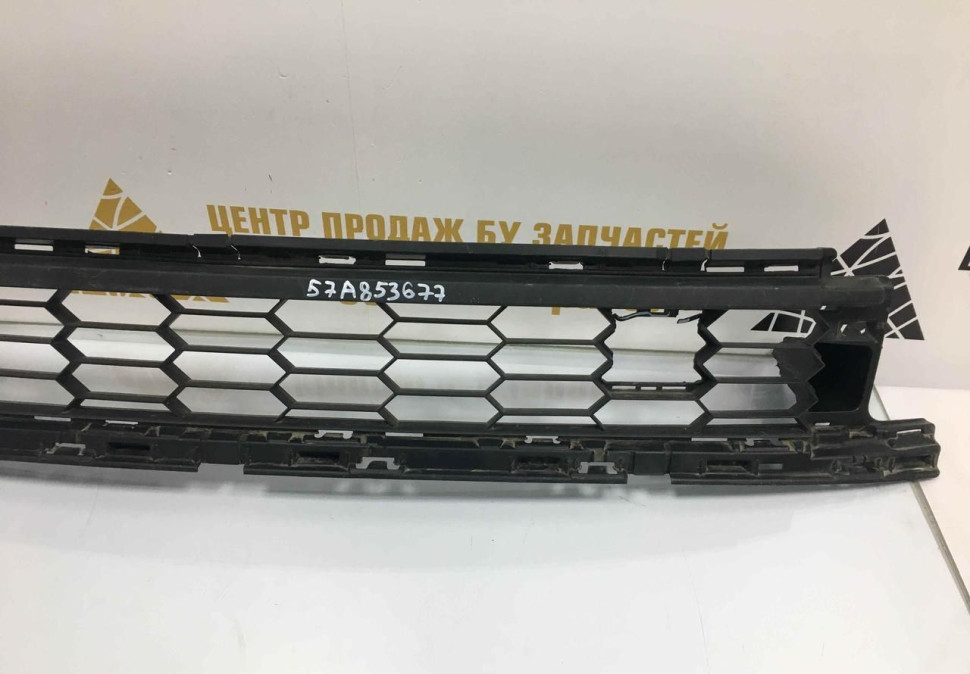 Решетка переднего бампера Skoda Karoq OEM 57A853677A