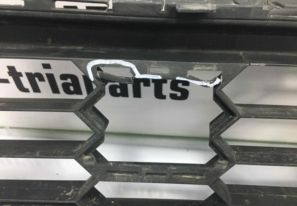 Решетка переднего бампера Skoda Karoq OEM 57A853677A