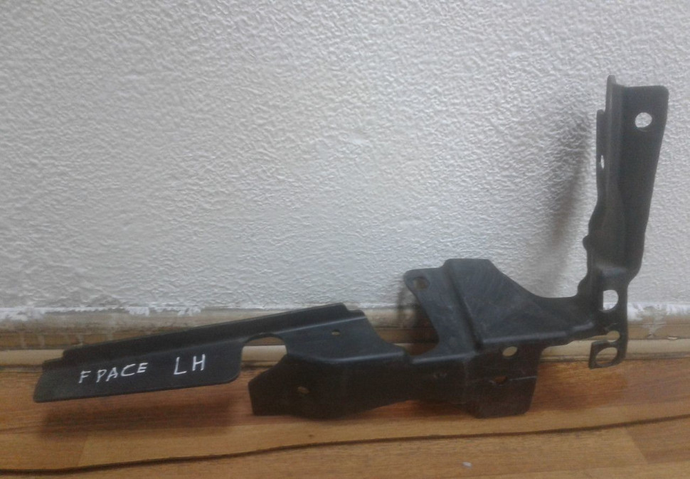 Воздуховод радиатора левый Jaguar F-PACE (16>) oem hk83001a05ac