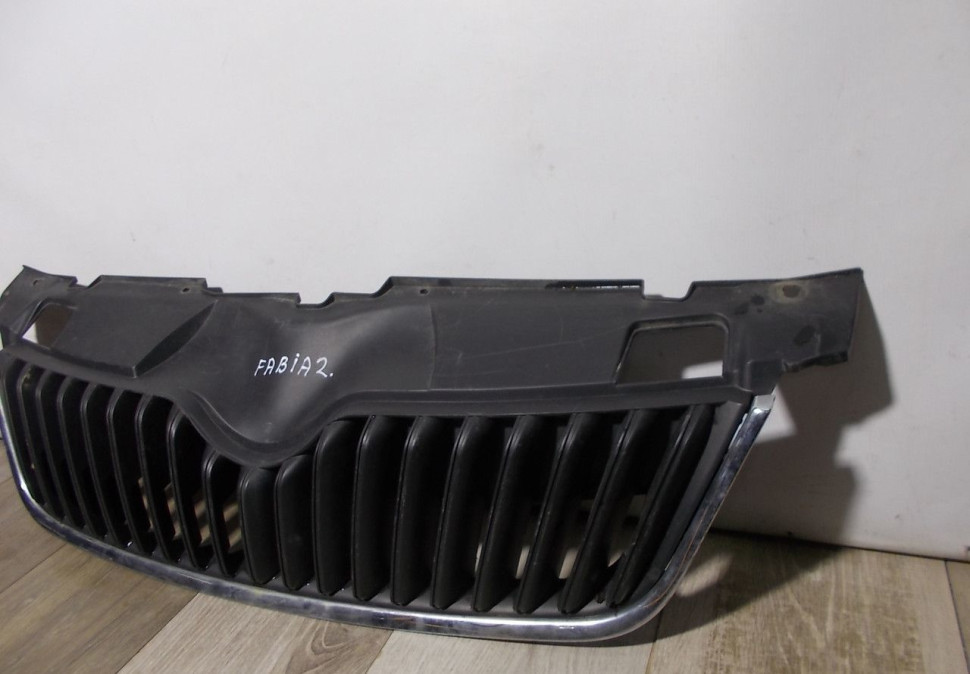 Решетка радиатора бу Skoda Fabia 2 OEM 5J0853668C Решетка радиатора бу Skoda Fabia 2 OEM 5J0853668C