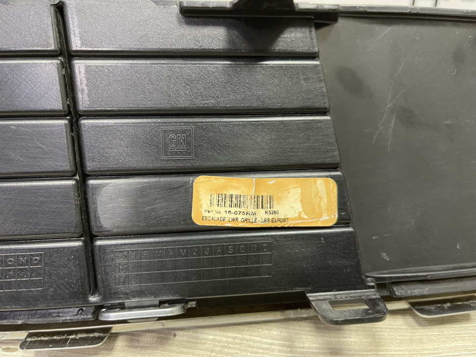 Решетка переднего бампера Cadillac Escalade 4 2014 OEM 23181987